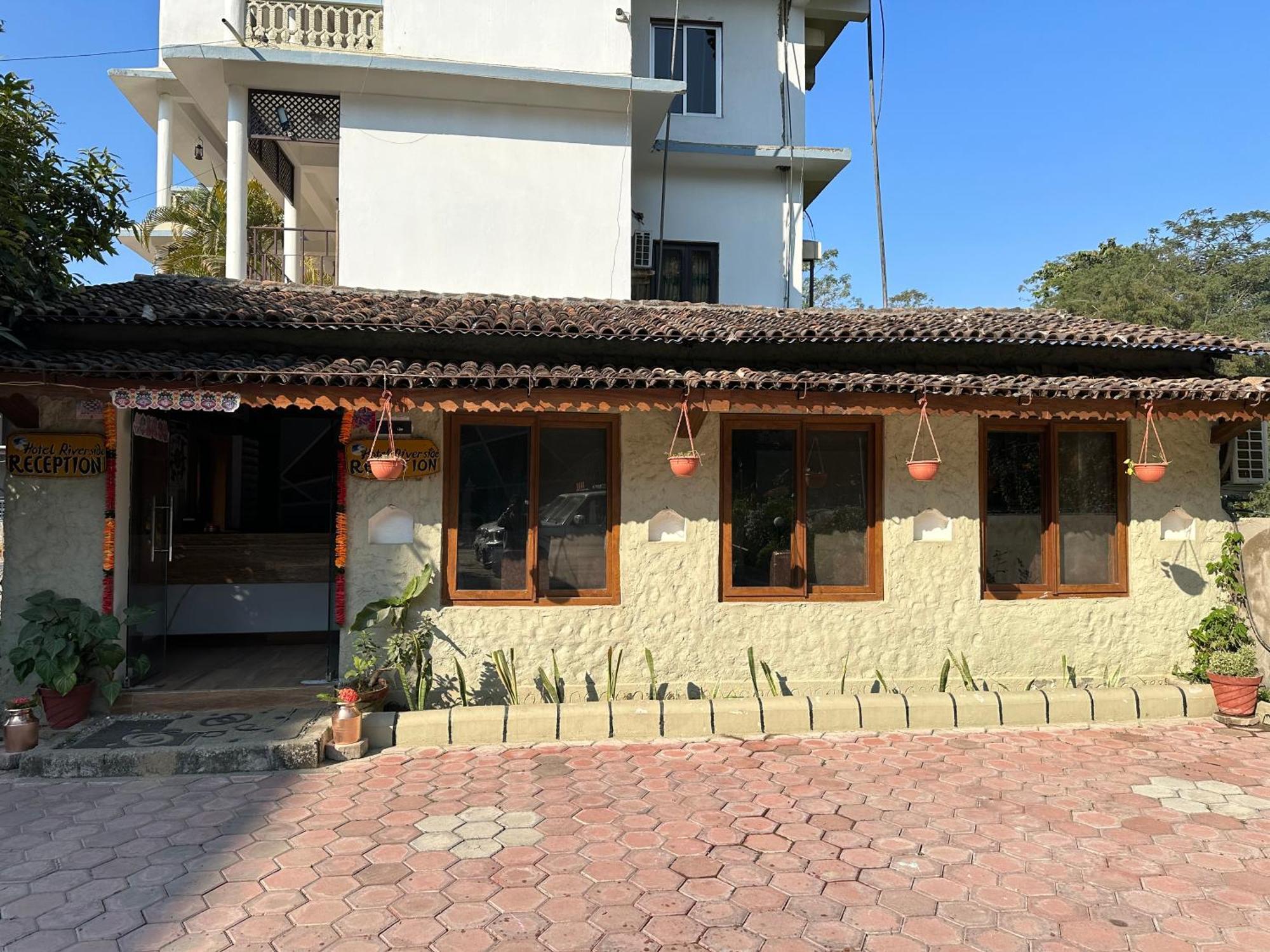 Hotel Riverside With Swimming Pool Sauraha Exterior photo