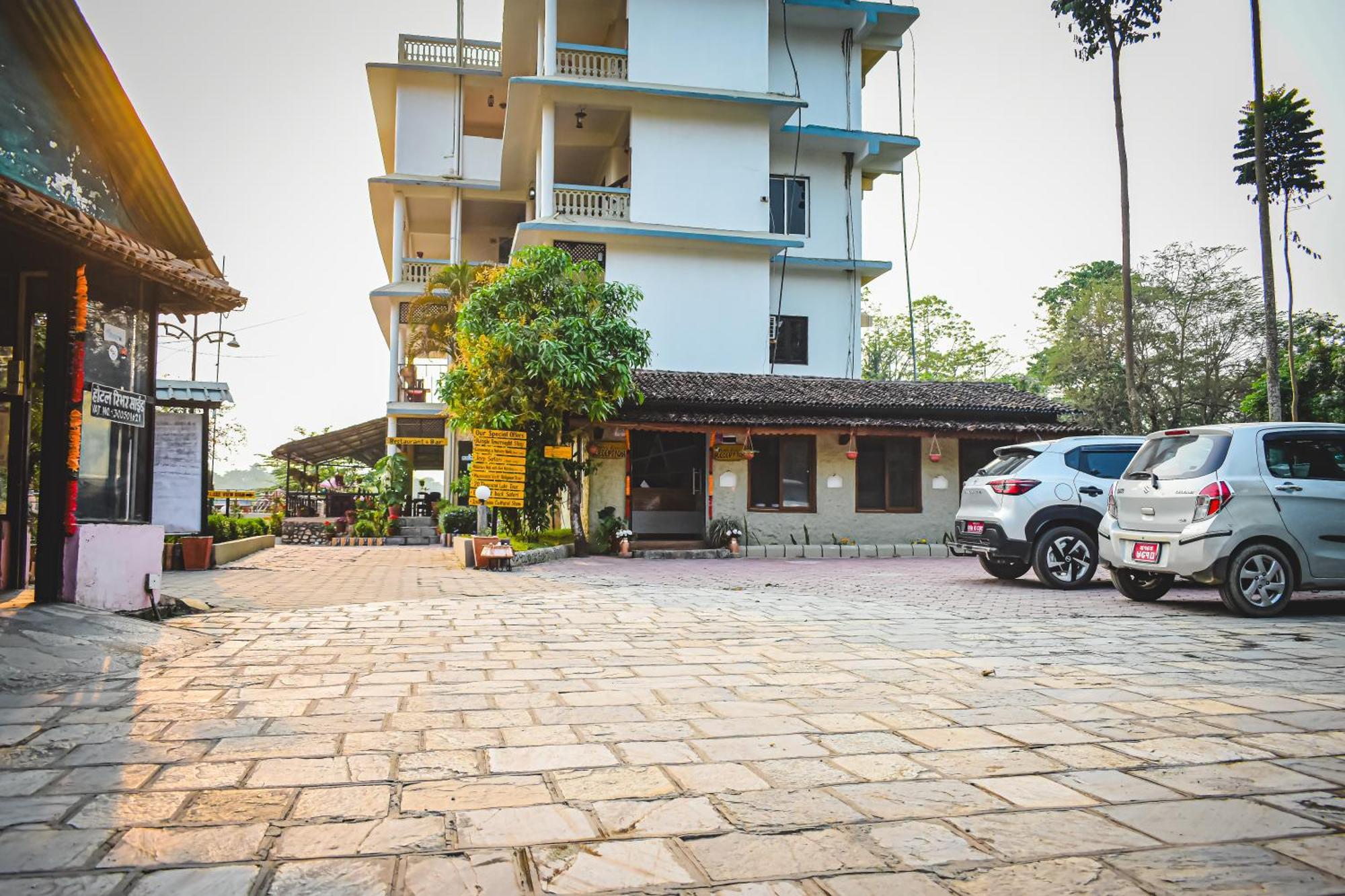 Hotel Riverside With Swimming Pool Sauraha Exterior photo